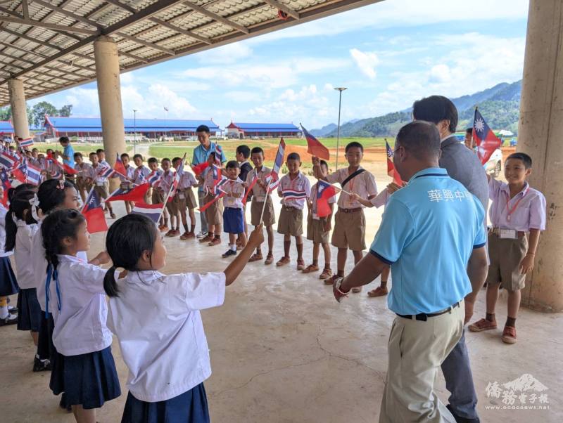 董思齊拜訪華興中學受到師生歡迎