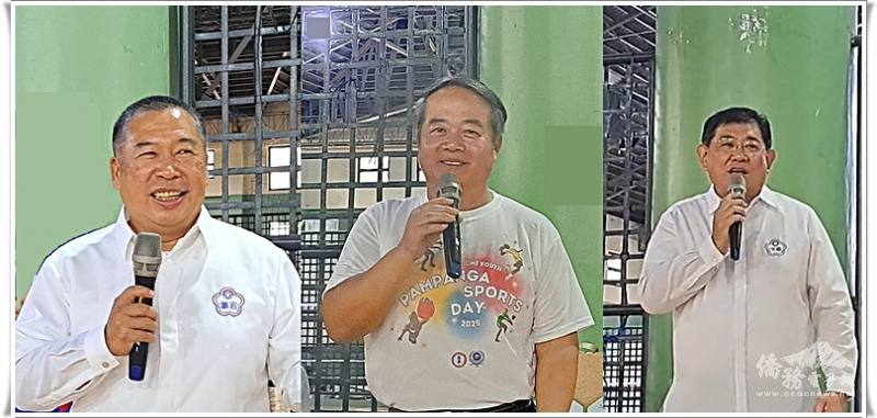 大會主席中呂宋嵩岩社常務委員蔡仁宏（左）、駐菲律賓代表處大使周民淦（中）及菲華文經總會黃仲廷(右)分別致詞