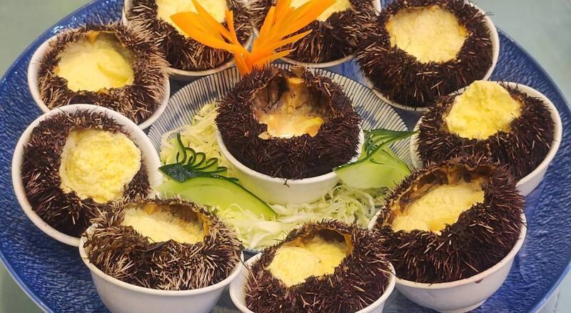 澎湖縣政府農漁局7日舉行「馬糞海膽」養殖產業成果發表，推出海膽芙蓉蛋等料理