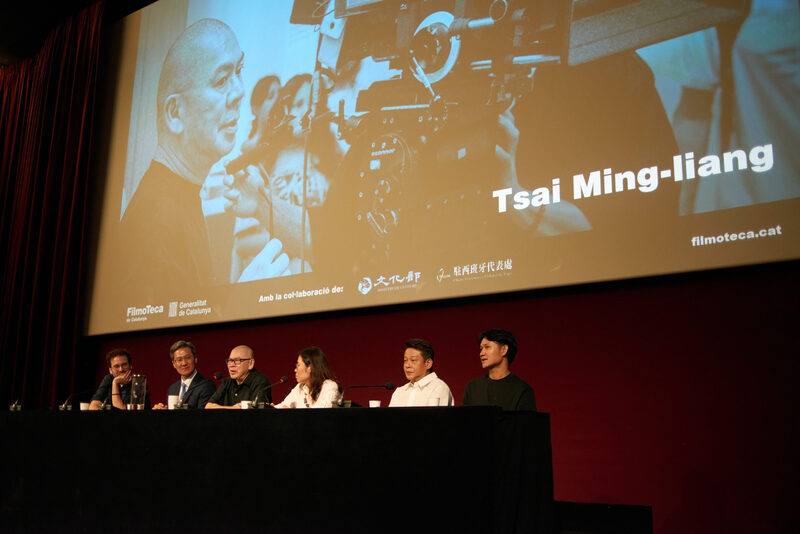 為期1個月的巴塞隆納「蔡明亮導演電影回顧展」登場，4日晚間在加泰隆尼亞電影資料館的大影廳舉行開幕式，由館長拉帕拉（左1）與駐西班牙代表處副代表張自信（左2）致詞開場，放映開幕片「日子」。蔡明亮（左3）、李康生（右2）與亞儂‧弘尚希（右1）也到場，並於映後與當地影迷座談