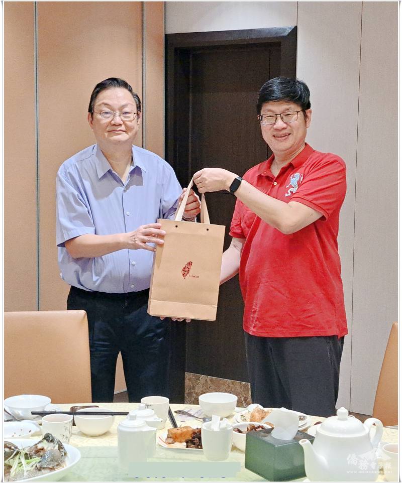 菲華文教服務中心副主任梁崇偉(右)致贈理事長楊百勝紀念品