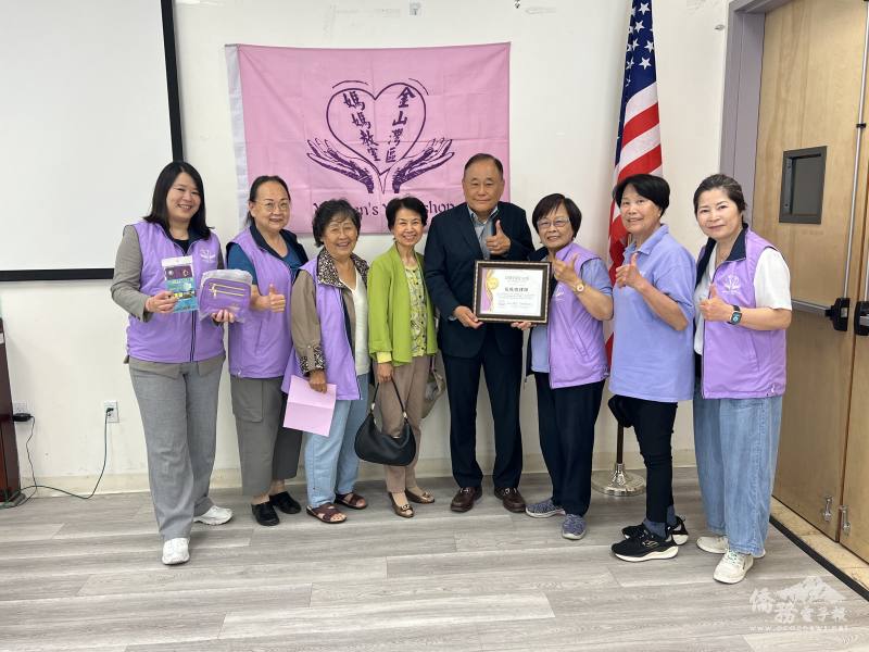 金山灣區媽媽教室贈送感謝狀給律師張振倫(右四)