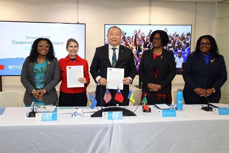 Taiwan's representative to the United States Alexander Yui (center) poses with PADF Executive Director Katie Taylor (second left) and representatives of Taiwan's three allied nations for a photo during a signing ceremony held in Washington, D.C. on Friday