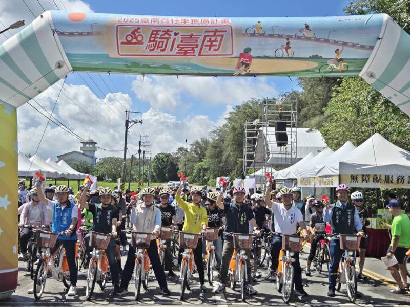 聯合國大會2018年宣布每年6月3日是世界自行車日，千名自行車愛好者7日齊聚台南安平觀夕平台，「一騎i臺南」自行車活動已經邁入第3年，騎訪四草大道、大眾廟等地，呈現台南自行車道與自然風光之美。（台南市政府提供）