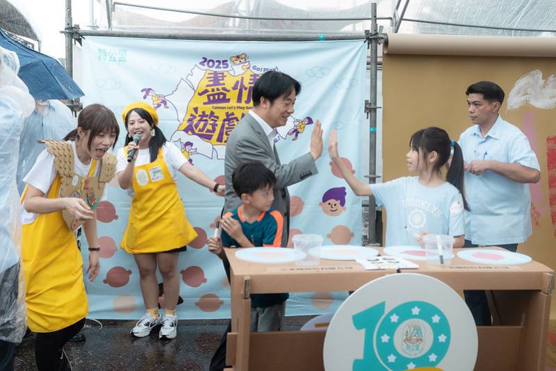 總統與小朋友們共同進行遊戲體驗