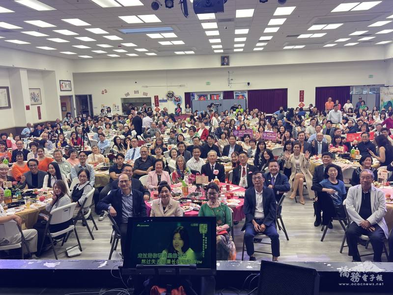 灣區僑界溫情歡送駐舊金山辦事處處長賴銘琪伉儷大合影