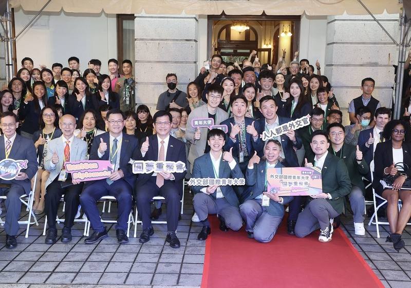 外交部6日在台北賓館舉辦「國際青年大使圓夢重聚會」，邀請自2009年起16年來的歷屆青年大使齊聚，外交部長林佳龍（前左4）也到場，和與會者開心合影