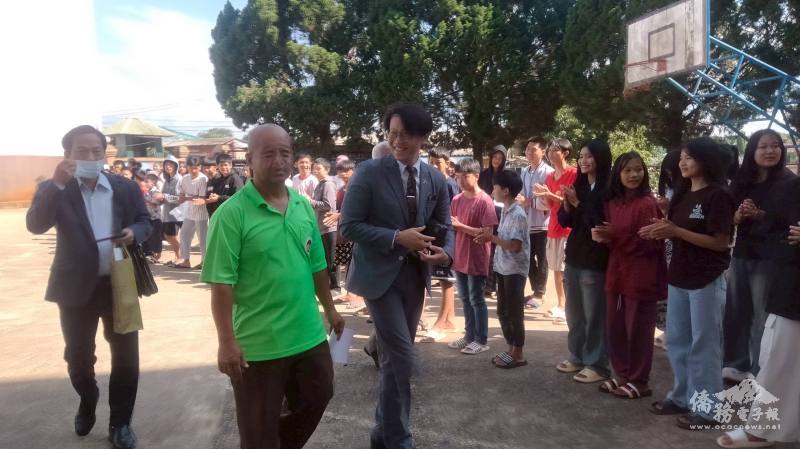 駐泰代表處公使董思齊受到恩惠中學師生歡迎