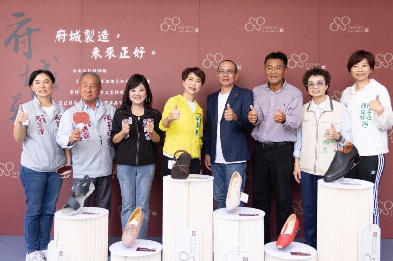 經濟部中企署署長李冠志(右三)、臺南市副市長趙卿惠(右二)、立法委員陳亭妃(左四)、臺南市皮革製品商業同業公會理事長楊文雄(右四)出席府城鞋品牌發表會活動。