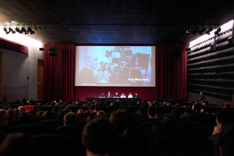 駐西班牙代表處文化組與加泰隆尼亞電影資料館攜手合作，自6月4日至7月5日在巴塞隆納舉辦「蔡明亮導演電影回顧展」，共放映16部影片，讓影迷看得過癮。4日晚間的開幕式，觀眾以「滿座」影院熱情迎接