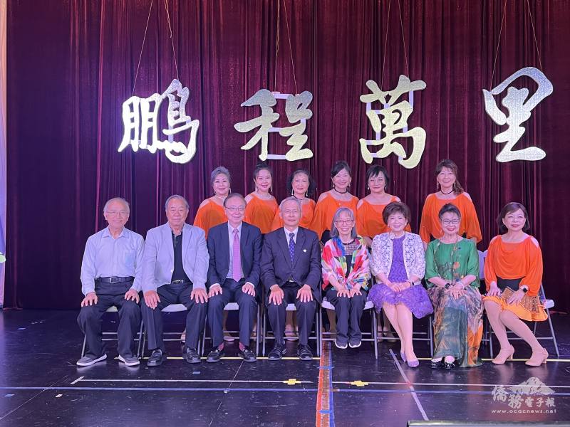 各僑團分別與賴銘琪伉儷留念