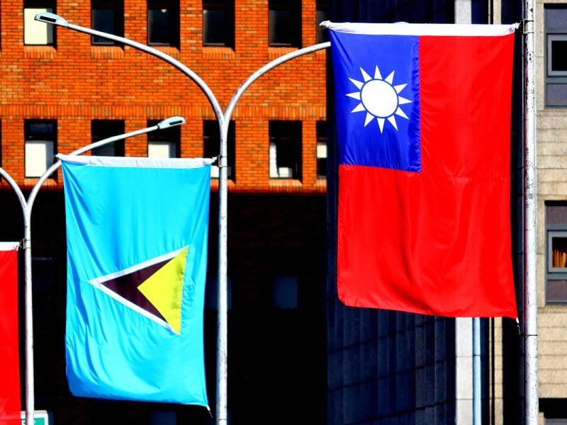 台灣與泛美發展基金會合作，將協助聖克里斯多福、聖露西亞、聖文森及格瑞那丁3友邦青年。圖左是聖露西亞國旗