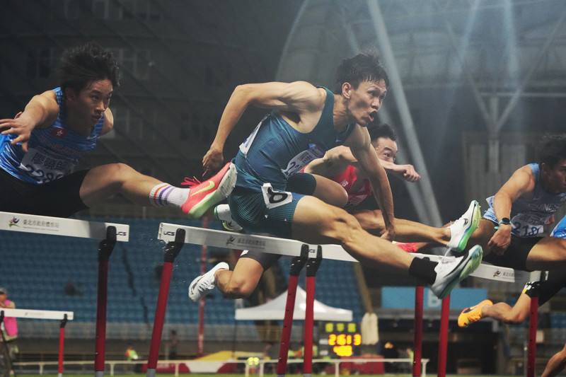 「台灣欄神」陳奎儒（左2）出征2025台灣國際田徑公開賽。 (圖：中央社)