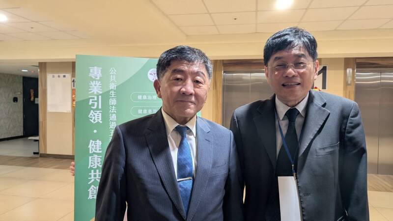 行政院政務委員陳時中（左）7日出席活動後受訪表示，針對這波COVID-19疫情，目前待床人數看起來尚有餘裕，加上衛福部積極處理，應能安然度過