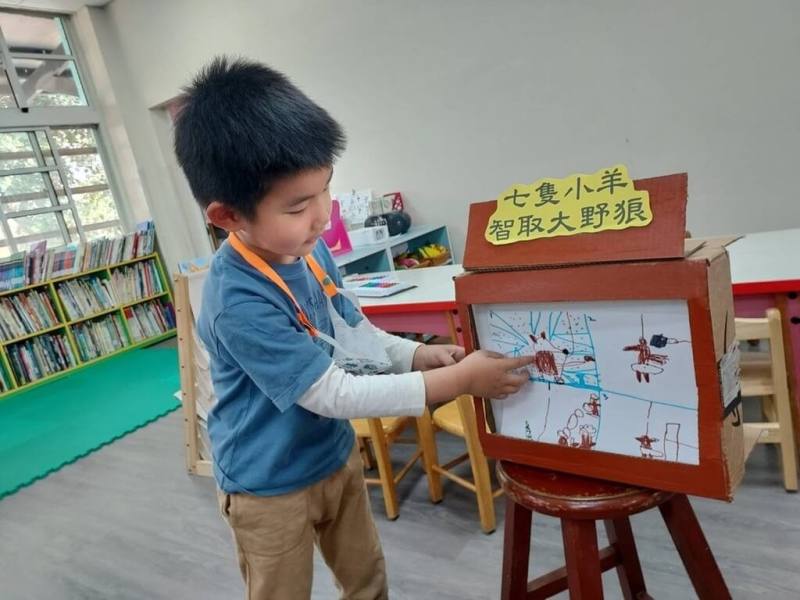 彰化縣合興國小附幼利用繪本製作「故事骰子」，引導幼兒彼此分享故事內容，發揮想像力創作故事的新結局。（教育部提供）