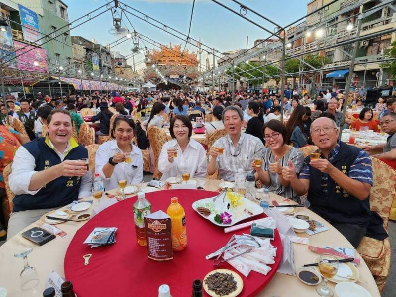 2025屏東黑鮪魚文化觀光季「美食推廣宴」7日在東港東隆宮前登場，席開百桌，縣長周春米（前左3）、美國在台協會高雄分處長張子霖（前左1）、日本台灣交流協會高雄事務所長奧正史（前右1）等出席。（屏東縣政府傳播暨國際事務處提供）