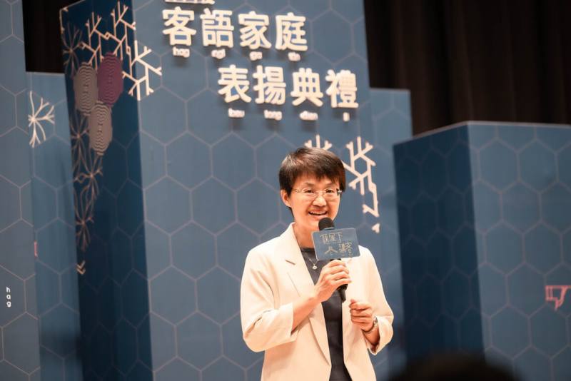 114年度客語家庭表揚典禮北區場次7日在苗栗縣銅鑼鄉舉行，客家委員會主委古秀妃（圖）出席表示，由於許多父母在家不講客語，使得推動「屋下講客」變得困難，但學習客語好處多，語言的養分對孩子的未來成長發展也有助益。（客委會提供）