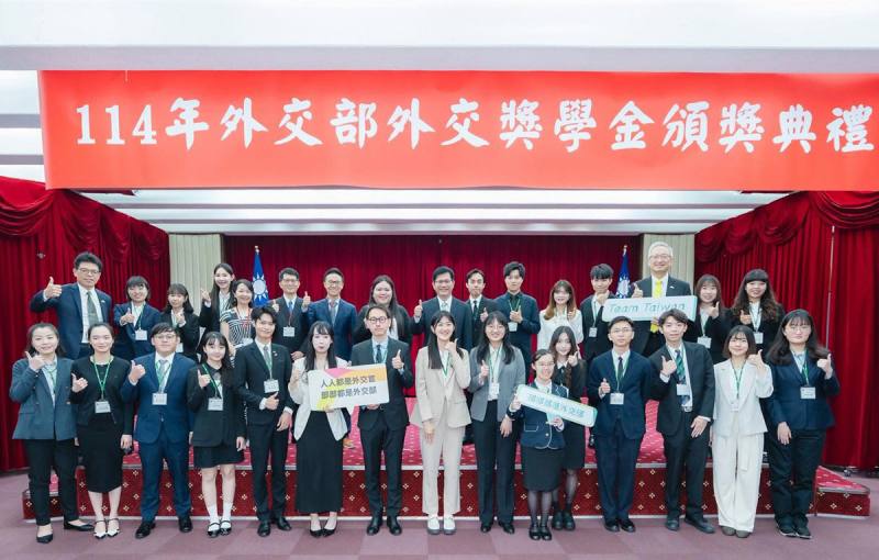 外交部長林佳龍7日表示，第48屆外交部外交獎學金頒獎典禮6日圓滿落幕，他勉勵獲獎學生未來為台灣的外交貢獻一份心力。(翻攝林佳龍臉書)