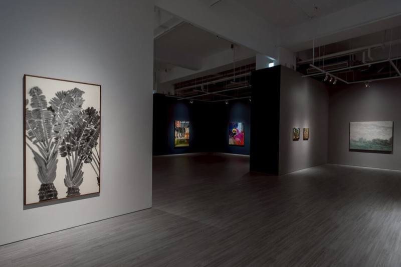 安卓藝術15週年特展「生命樹」7日起展出，集結15名來自亞洲及歐洲的藝術家參展。圖前左為台灣參展藝術家楊寓寧新作「旅人蕉群」。（安卓藝術提供）