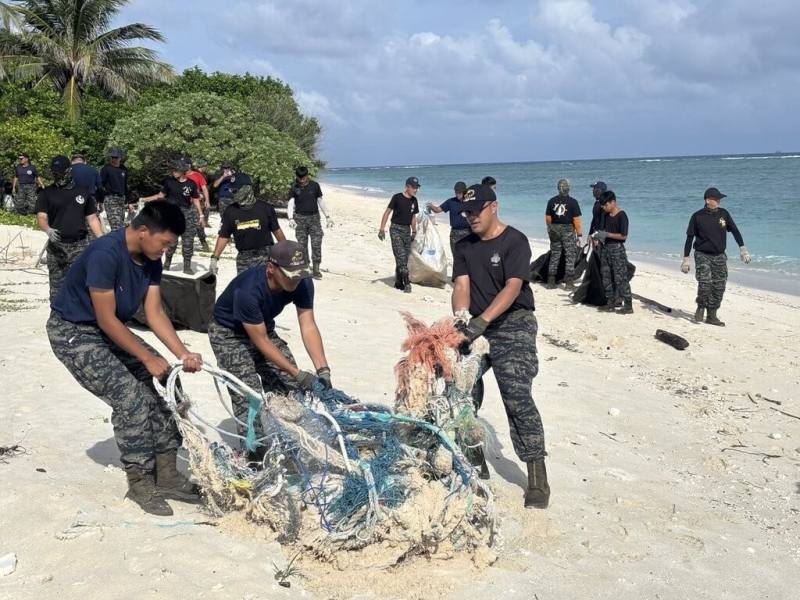 海巡署東南沙分署指出，東沙及南沙指揮部為響應「世界海洋日」，由駐島主官帶領人員與相關單位辦理淨灘（海）活動，兩島淨灘活動有190多人參與，總計清除2220公斤各類垃圾。（海巡署東南沙分署提供）
