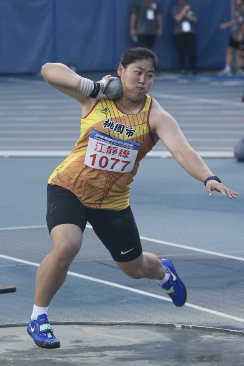 2025台灣國際田徑公開賽7日起在台北田徑場登場，台灣18歲小將江靜緣（圖）代表桃園市出賽，在女子鉛球決賽擲出17公尺04，排名第2