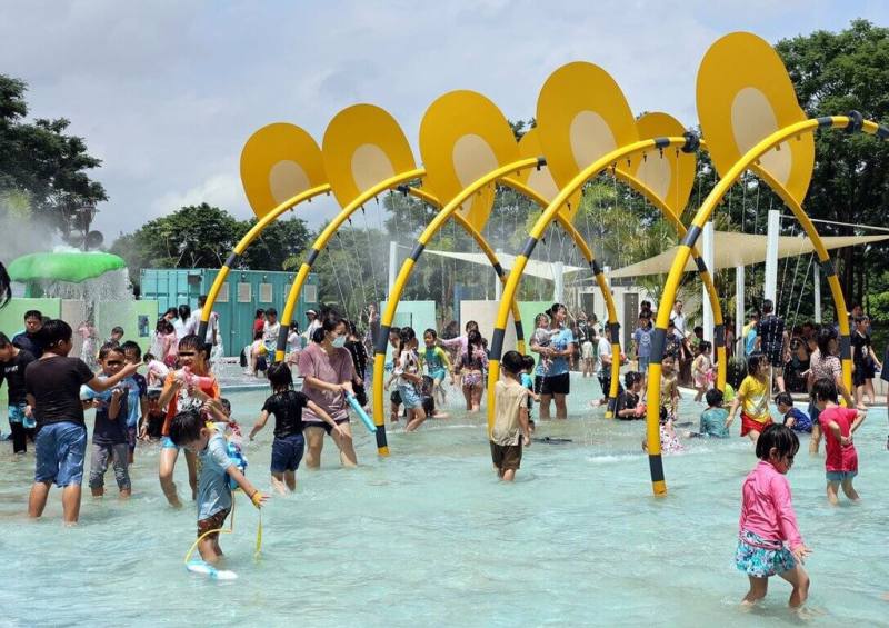 雲林虎尾鎮632高地公園親水園區8日開幕，適逢晴朗暖熱好天氣，吸引大小朋友開心體驗各項戲水設施。（雲林縣政府提供）