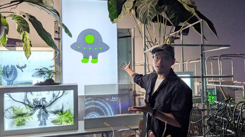 未來生態藝術光影展「自造自然：超越有機的共生」由双融域與藝術家陳普（圖）共同主辨，7日開展，結合創新技術與跨領域內容打造未來生態場景，並設有AI生成互動區，讓民眾可測算屬於自己的「黑青」角色圖像