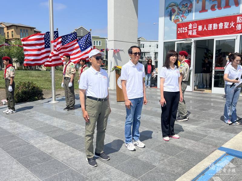 (左起)駐舊金山辦事處處長賴銘琪、華運會主任委員陳立功、金山灣區文教中心莊雅淑共同主持升旗典禮