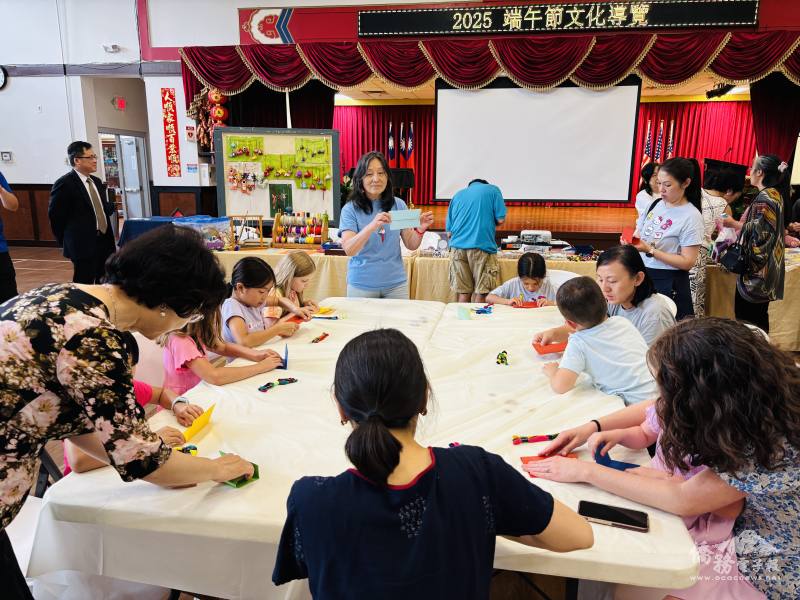 學員們專心製作紙粽子造型香包
