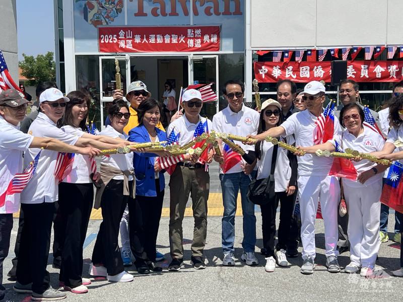 貴賓僑領手持聖火共同點燃