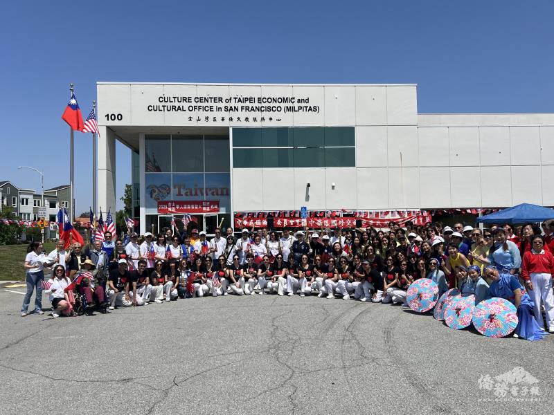 出席聖火點燃傳遞典禮人員合影