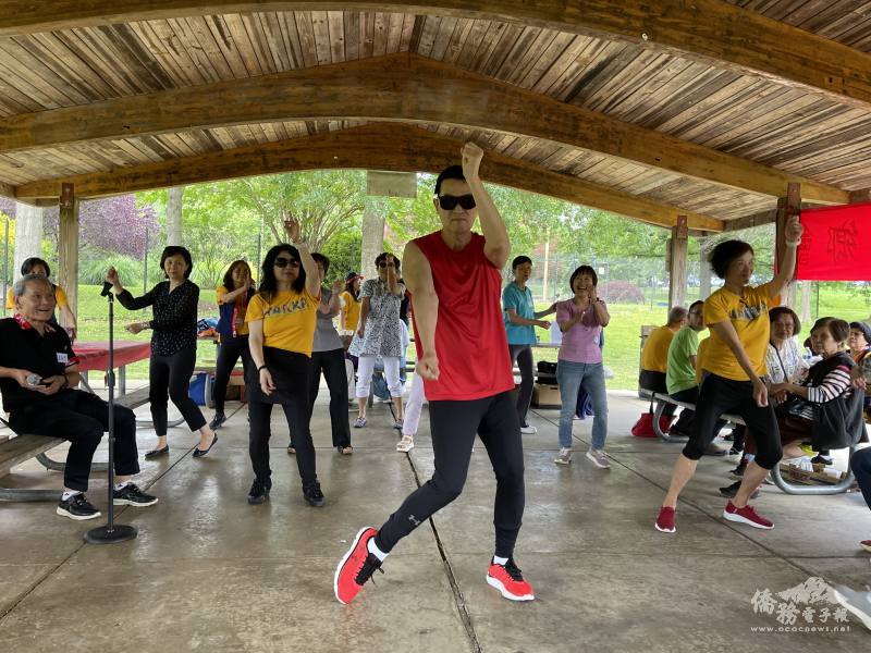 勁歌熱舞，鄉親們熱情參與，氣氛熱絡