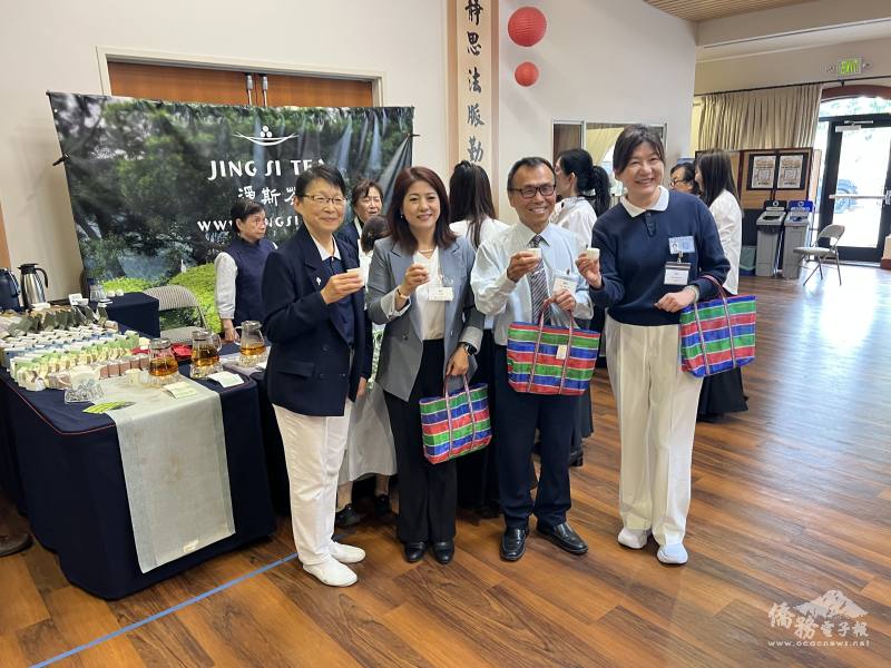 慈濟北加州分會執行長黃啟貞（右二）、駐舊金山辦事處組長郭卉蓁（左二）與慈濟義工們合影