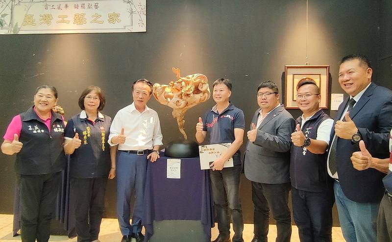 工藝展「114年百工風華 諸羅獻藝」7日在嘉義縣表演藝術中心舉行開幕儀式，嘉義縣長翁章梁（左3）、民進黨立委蔡易餘（右3）等人出席共襄盛舉