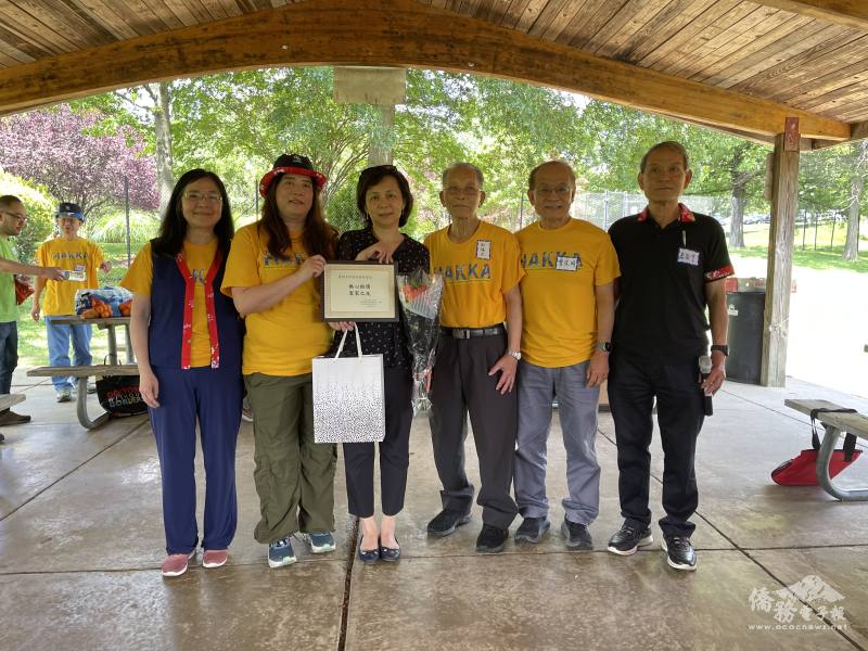 活動中特別向即將離任的文教中心副主任楊佳欣頒發感謝狀，肯定她對同鄉會的貢獻與支持