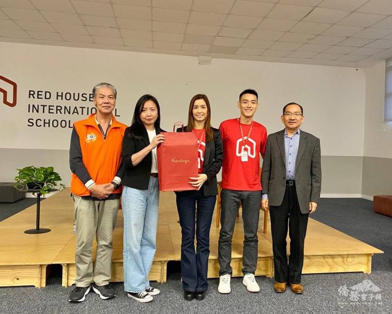 聖保羅文教中心主任尤正才（右一）、中南美洲臺商會聯合總會秘書長劉崇榮（左一）及青年協會代表林雅芳（左二）致贈禮品給簡兪育伉儷（右二、三）