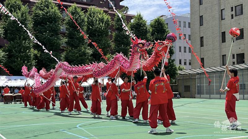 舞龍隊「彩龍呈祥」學生們展現穩健步伐與團隊默契