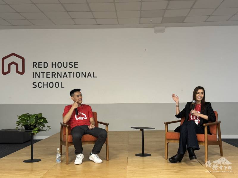 簡兪育（左）與夫人Dora Yang（右）共同分享創業歷程與經營心得