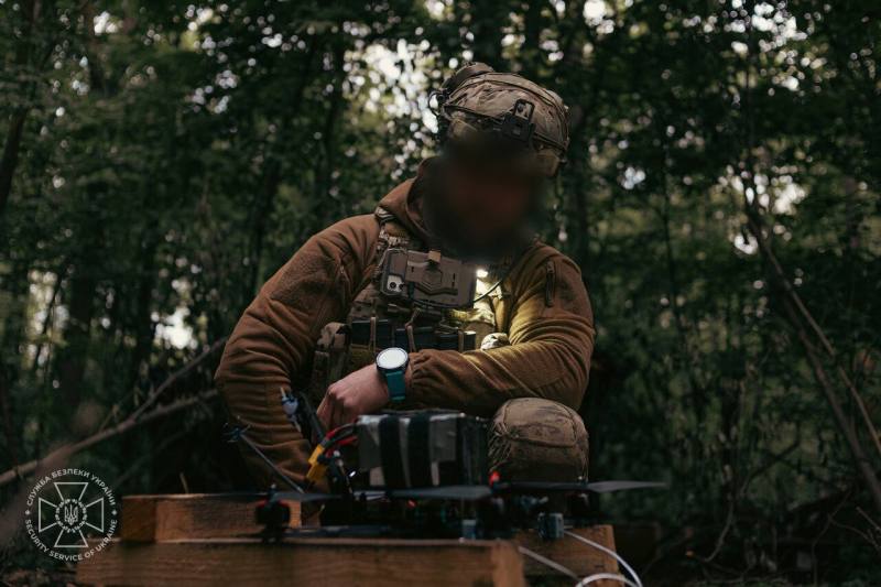 烏克蘭日前發動「蜘蛛網」行動奇襲俄羅斯軍事基地，外界稱為俄版珍珠港事件。圖為烏克蘭安全局的無人機操作員。 (圖:X@ServiceSsu)