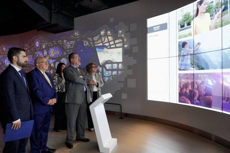 瓜地馬拉總統阿雷瓦洛（Bernardo Arévalo，左4）訪台期間特別前往新竹科學園區，參訪半導體科技企業情形。（外交部提供）