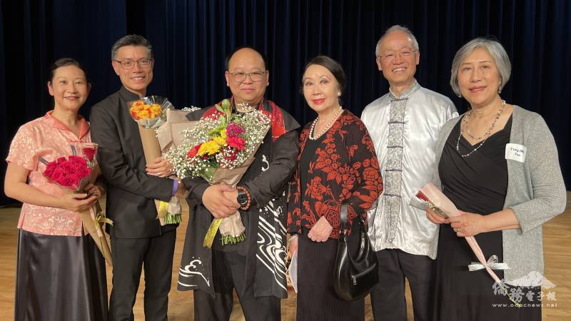 （左起）大波士頓中華文化協會國樂團現任團長楊信宜、指揮陳志新、笙演奏家郭承祖、中華表演藝術協會會長譚嘉陵、文協國樂團前任團長潘台春、前青少年樂團團長歐陽東美合影