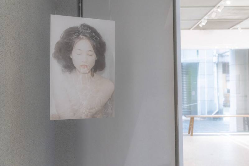 攝影展「I Suffer; Therefore I Am 我憂。故我在」由策展團隊Chaos Control混沌控制策畫，展出香港藝術家鄧宇航7年攝影計畫作品，記錄來自台灣、中國及香港4名受訪者。（Chaos Control 混沌控制、鄧宇航提供）