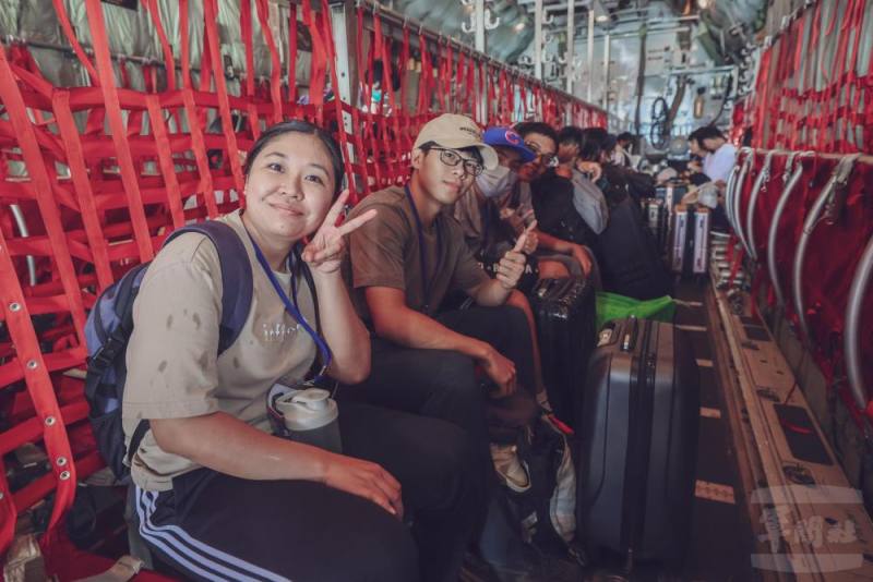 暑期戰鬥營學員，登上空軍C-130運輸機。（軍聞社資料照片）