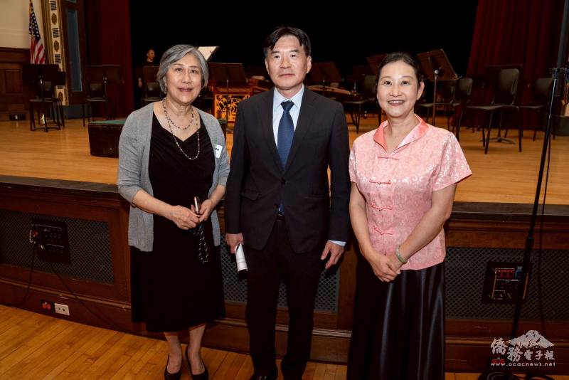 波士頓文教中心主任高家富（中）應邀出席