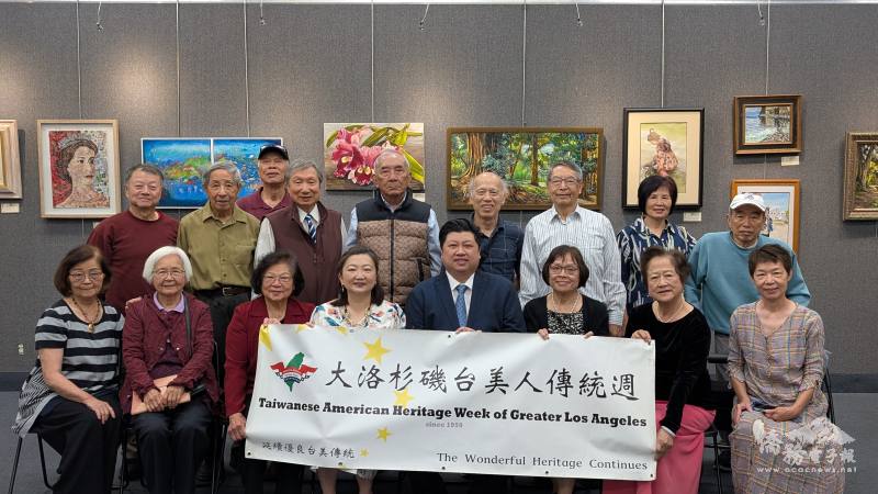 臺美藝術協會夏季聯展首日貴賓合影(右四：行政院政務顧問吳兆峯、右三會長呂惠秋)