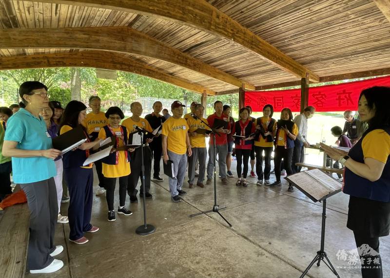 華府桐花合唱團獻唱多首耳熟能詳的客家歌曲，以慰鄉親