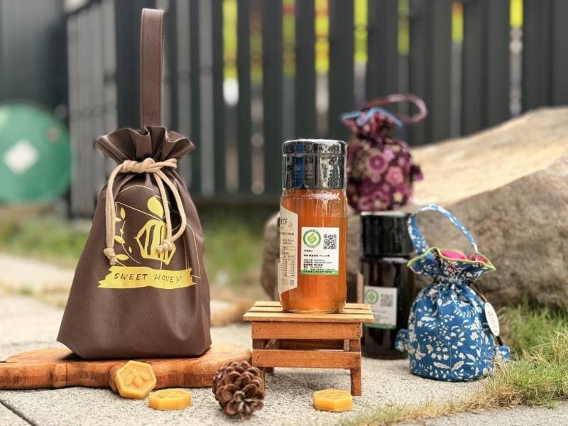 2025年是台灣2012年以來最冷冬天。農業部農糧署觀察，因冬季低溫期長，加上雨水豐沛，荔枝及龍眼開花時節花況佳，國產蜂蜜產量及品質皆優於往年，推薦民眾可多採購，選購時記得認明產銷履歷標章，新鮮又安全，品質有保證。（農糧署提供）