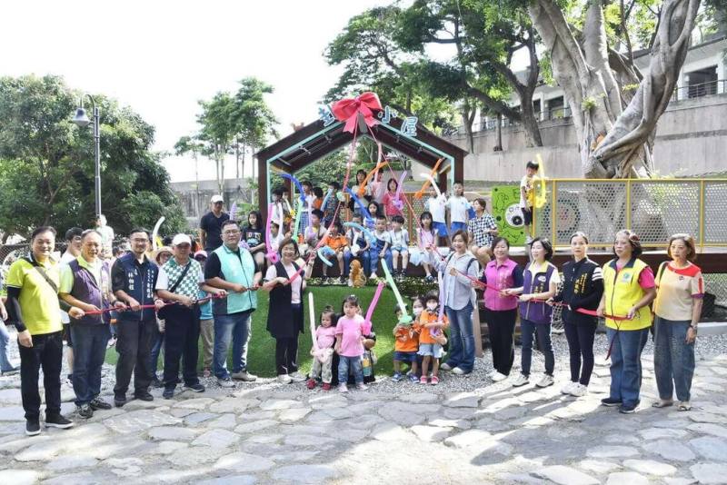 彰化八卦山自然生態園區兒童遊戲場環境設施改善計畫完工，8日熱鬧舉辦「卦山小屋」啟用儀式，彰化縣長王惠美（前左6）等人出席。（彰化縣政府提供）