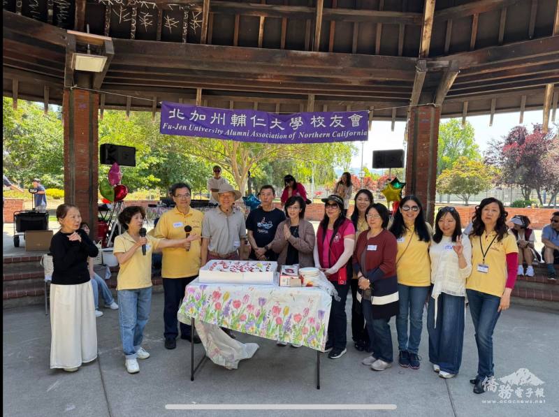 慶生會為當月壽星唱生日快樂歌切蛋糕