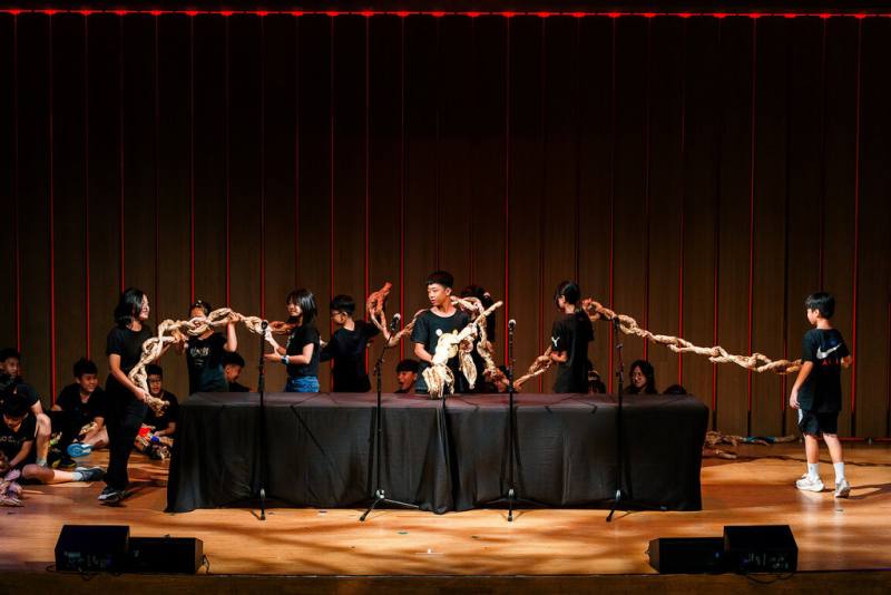 衛武營國家藝術文化中心推出「劇場藝術體驗教育計畫」，由學校教師與劇場專業業師共同備課，並於學期末登台演出呈現。圖為新甲國小讀劇發表會。（衛武營國家藝術文化中心提供）